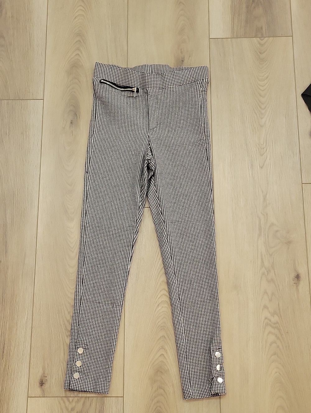 Ellen Tracy Black & White Houndstooth Slim Chinos